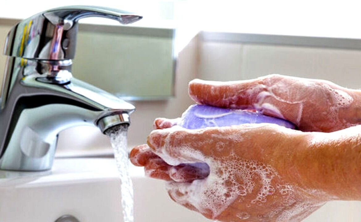 قبل از ماسک زدن، دست‌ها را با آب و صابون بشویید